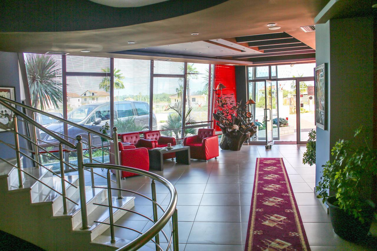 Hotel Vila Aeroport Rinas Exterior photo